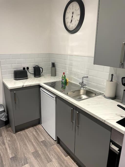 دربي #4Bs 1 Bed Serviced Apartment المظهر الخارجي الصورة