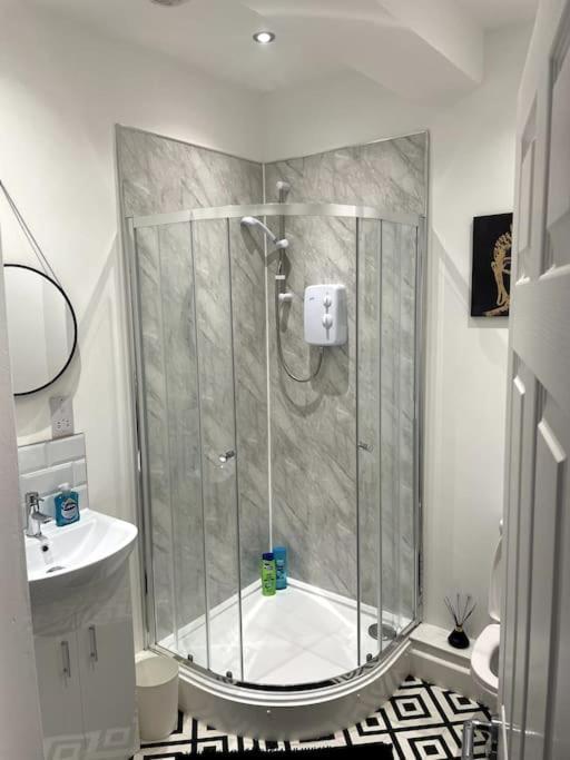 دربي #4Bs 1 Bed Serviced Apartment المظهر الخارجي الصورة